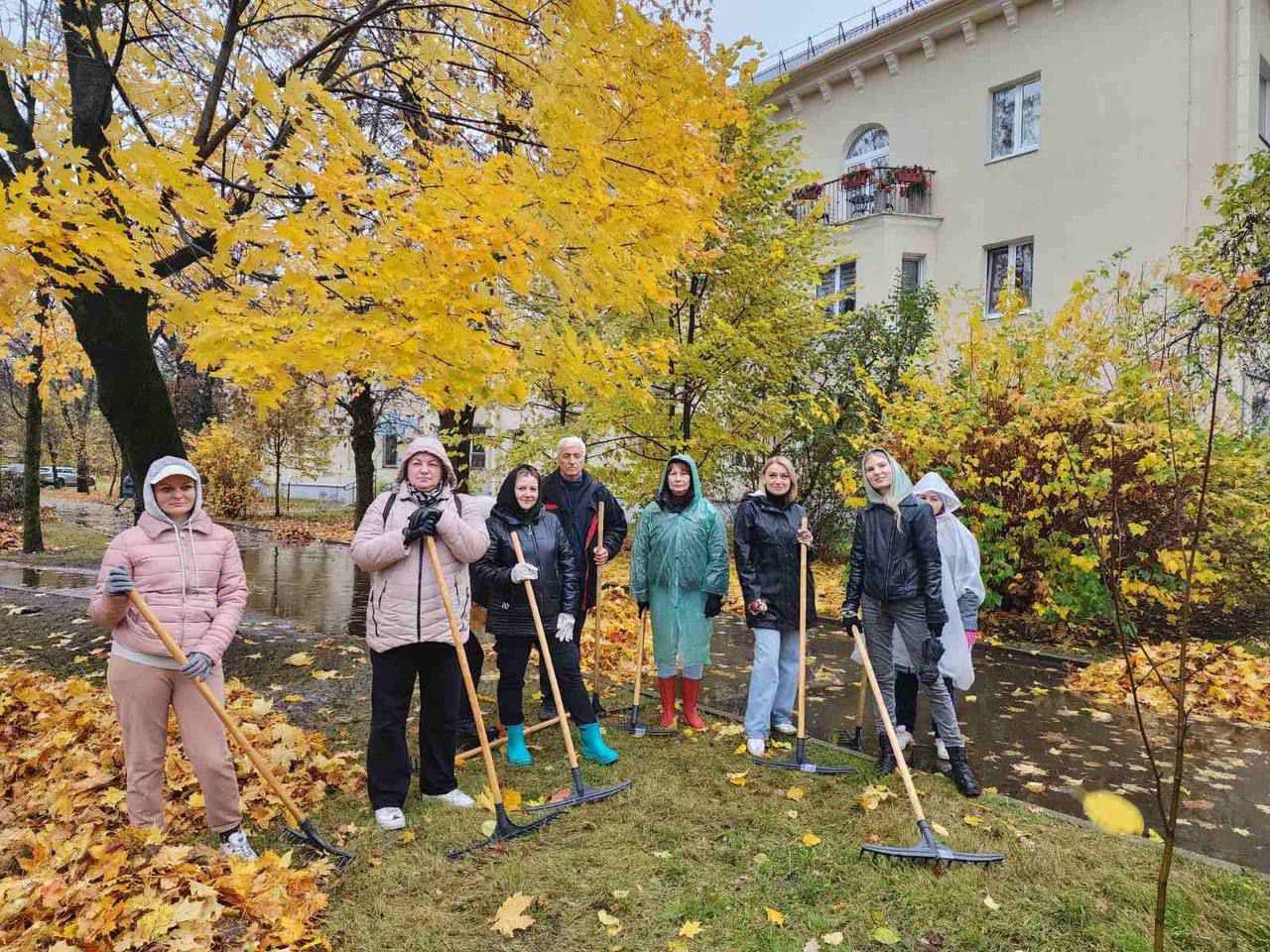 Тепло сердец и шелест листвы: субботник в Национальном центре усыновления